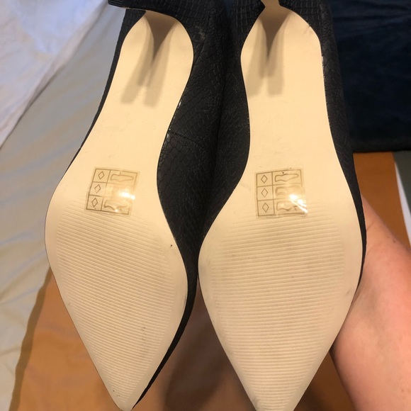 Call it Spring, snake print black heels. Never worn! Size 8.5 - Picture 2 of 3